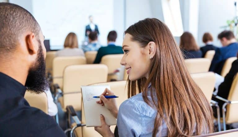 聪明又性感的女孩：15个理由告诉你她为何是完美伴侣