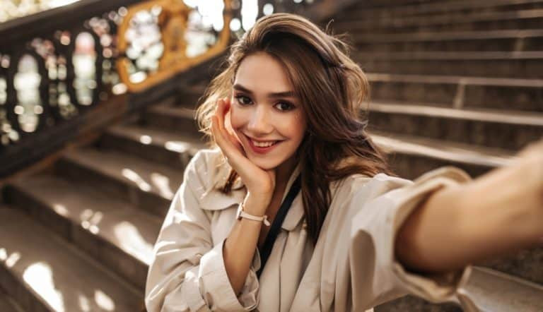 28个秘密信号教你识别女生是否喜欢你，即使她表现得很冷静