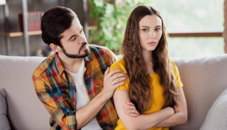 过度嫉妒的女友：18个原因、表现及缓解她恐惧的最佳方法